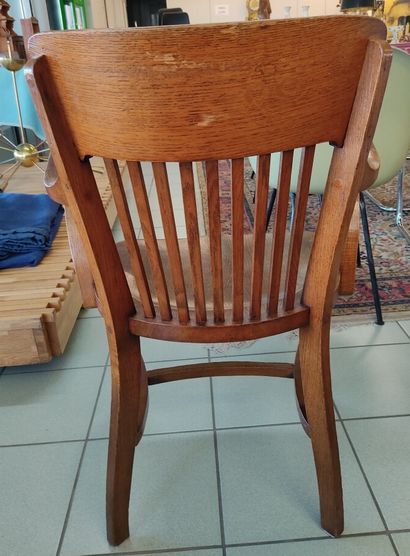 Fauteuil de bureau en bois naturel. 

Crosses...