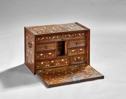 Cabinet en bois naturel à décor incrusté...