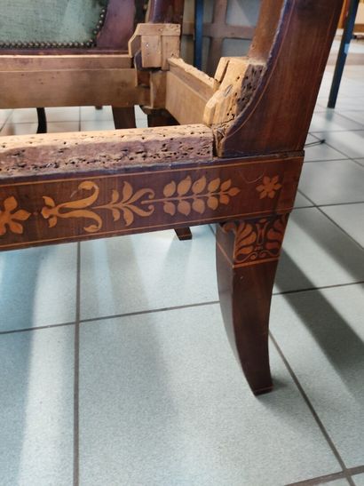 Paire de chaises en placage d'acajou à décor...