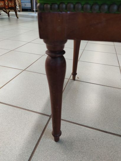 Chaise en acajou à dossier bandeau

Pieds...