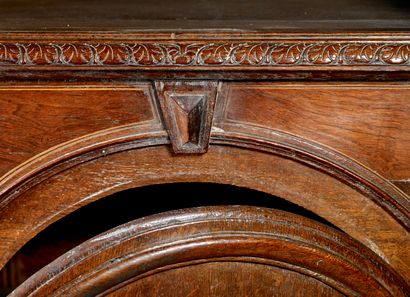 Dressoir en chêne mouluré et sculpté, ouvrant...