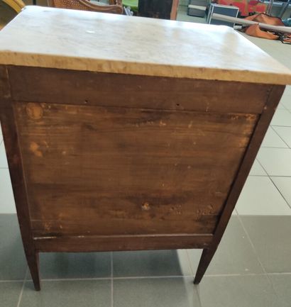 Commode d'entre-deux en merisier.

Ouvre...