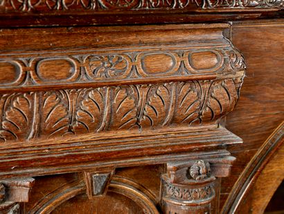 Dressoir en chêne mouluré et sculpté, ouvrant...