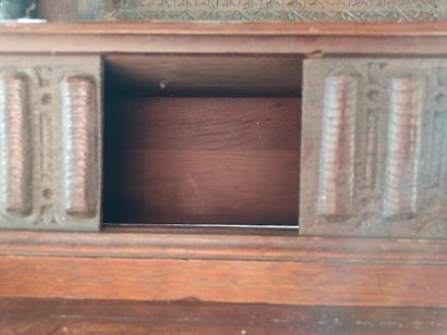 Petit cabinet en noyer tourné et richement...