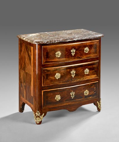 Commode d'entre-deux à façade cintrée en...