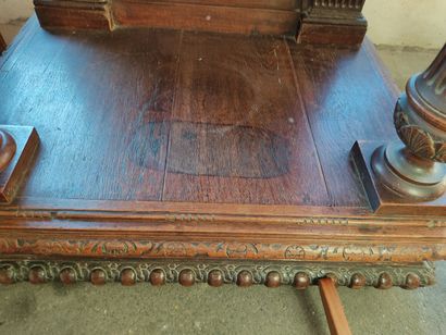 Petit cabinet en noyer tourné et richement...