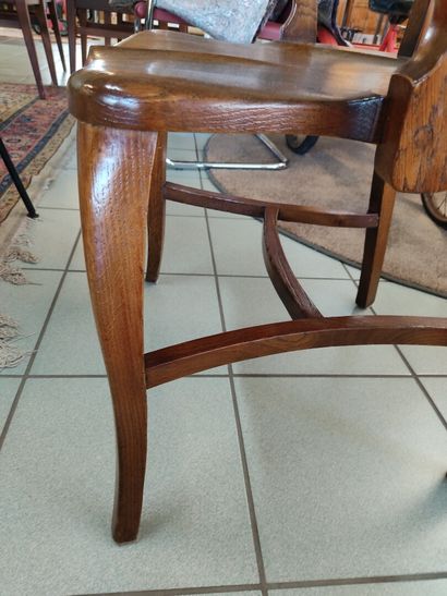Fauteuil de bureau en bois naturel. 

Crosses...