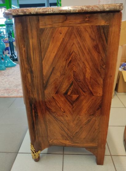 Commode d'entre-deux à façade cintrée en...