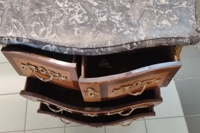 Commode d'entre-deux galbée toutes faces...