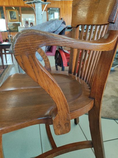 Fauteuil de bureau en bois naturel. 

Crosses...