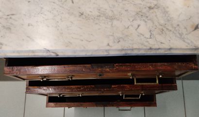 Commode d'entre-deux en merisier.

Ouvre...