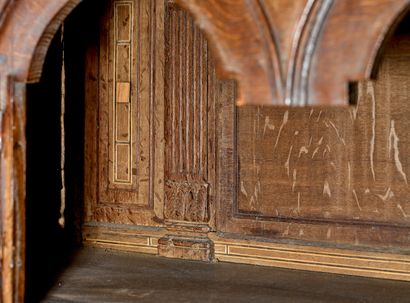 Dressoir en chêne mouluré et sculpté, ouvrant...
