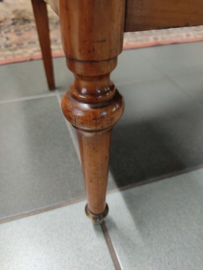 Commode d'entre-deux en merisier.

Ouvre...