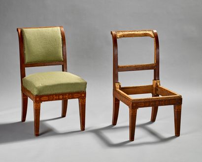Paire de chaises en placage d'acajou à décor...