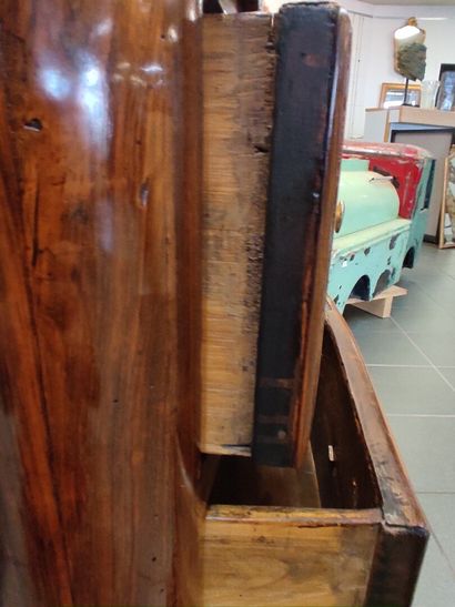 Commode d'entre-deux à façade cintrée en...