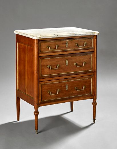 Commode d'entre-deux en merisier.

Ouvre...