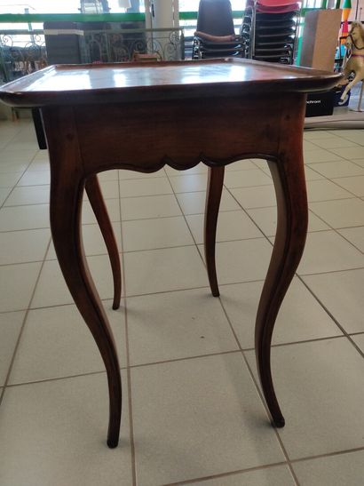 Table à plateau en cabaret en noyer mouluré.

Ouvre...