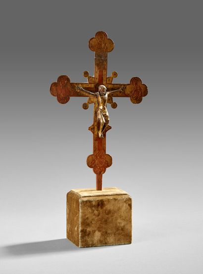 Croix de procession en cuivre orné du Christ...