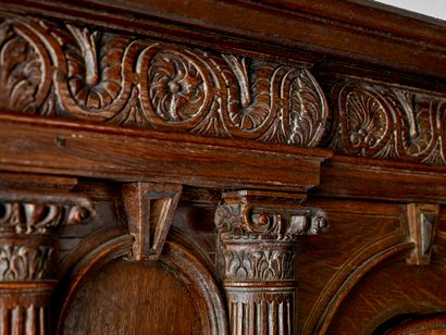 Dressoir en chêne mouluré et sculpté, ouvrant...