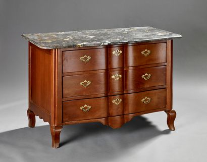 Commode à façade arbalète en acajou massif...