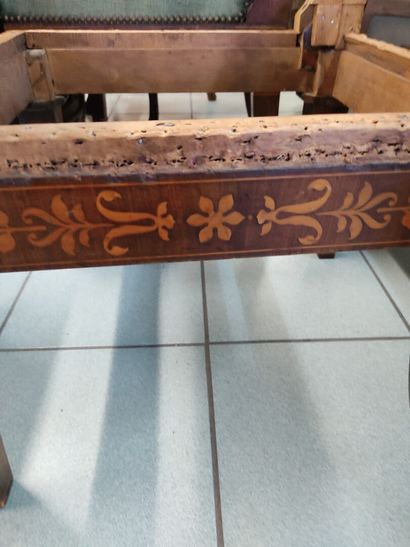 Paire de chaises en placage d'acajou à décor...