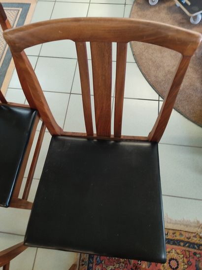 Suite de quatre chaises en palissandre (?)

Dossier...