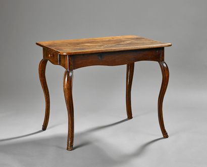Table de milieu en noyer ouvrant à deux tiroirs...