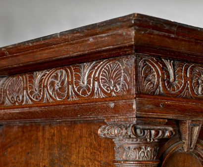 Dressoir en chêne mouluré et sculpté, ouvrant...