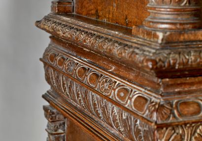 Dressoir en chêne mouluré et sculpté, ouvrant...