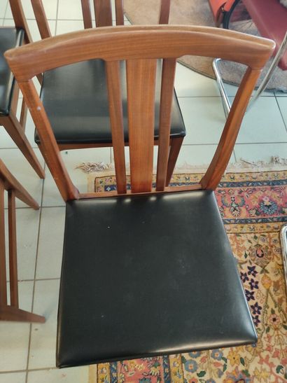 Suite de quatre chaises en palissandre (?)

Dossier...