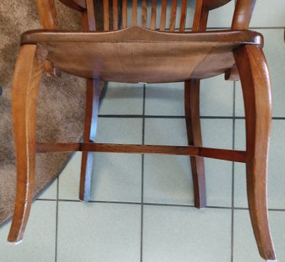 Fauteuil de bureau en bois naturel. 

Crosses...