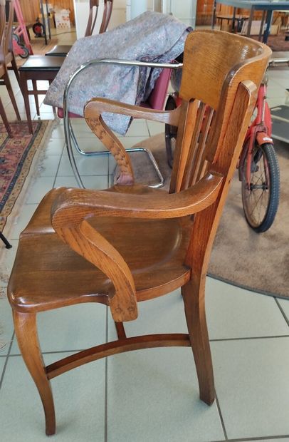 Fauteuil de bureau en bois naturel. 

Crosses...