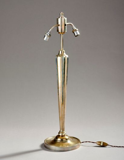 Pied de lampe en bronze argenté à fût facetté.

Base...
