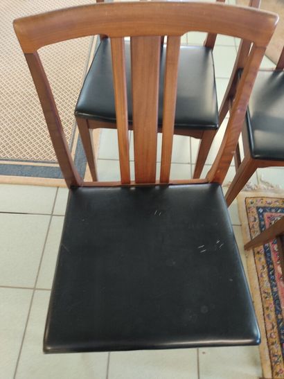 Suite de quatre chaises en palissandre (?)

Dossier...