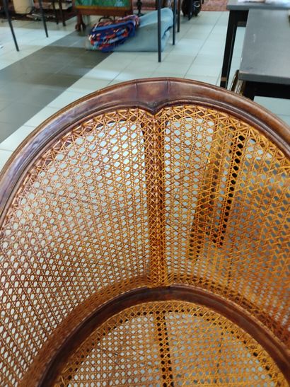 Fauteuil de bureau en bois sculpté et mouluré...
