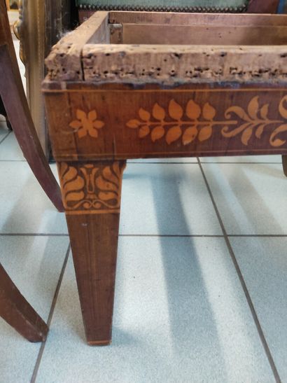 Paire de chaises en placage d'acajou à décor...