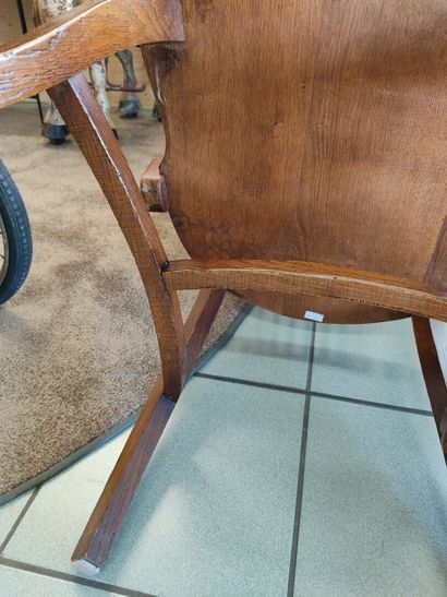 Fauteuil de bureau en bois naturel. 

Crosses...