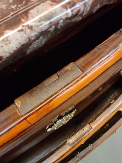 Commode d'entre-deux à façade cintrée en...