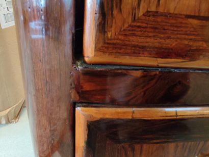 Commode d'entre-deux à façade cintrée en...