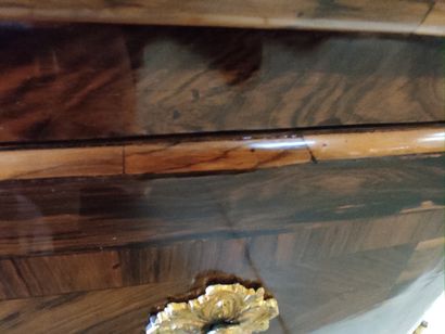 Commode d'entre-deux à façade cintrée en...