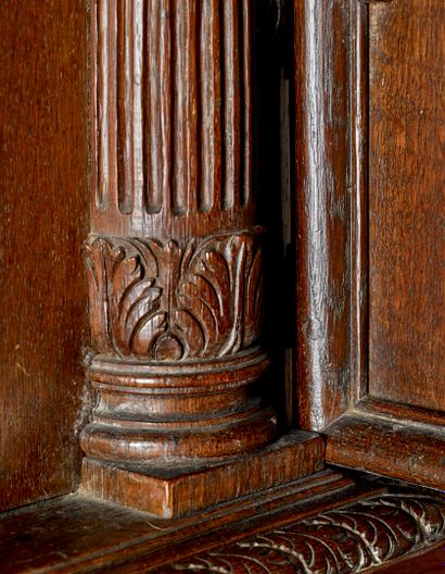 Dressoir en chêne mouluré et sculpté, ouvrant...