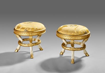 Paire de tabourets circulaires en bois sculpté,...