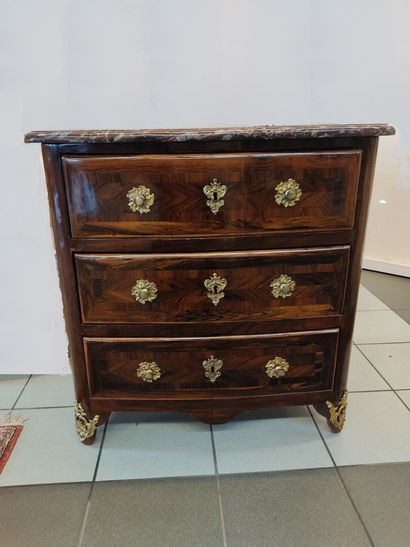 Commode d'entre-deux à façade cintrée en...