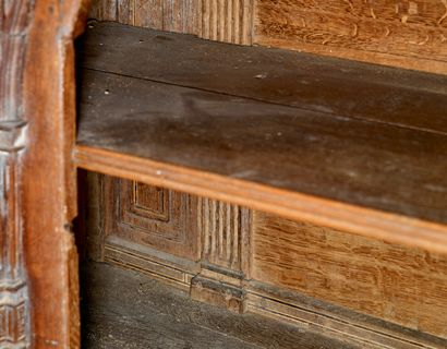 Dressoir en chêne mouluré et sculpté, ouvrant...