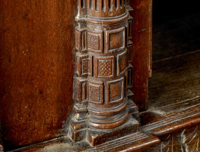 Dressoir en chêne mouluré et sculpté, ouvrant...