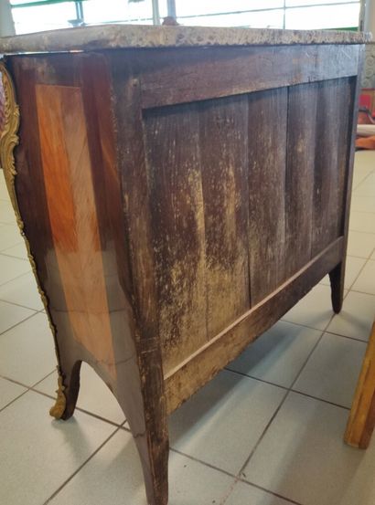 Commode d'entre-deux galbée toutes faces...