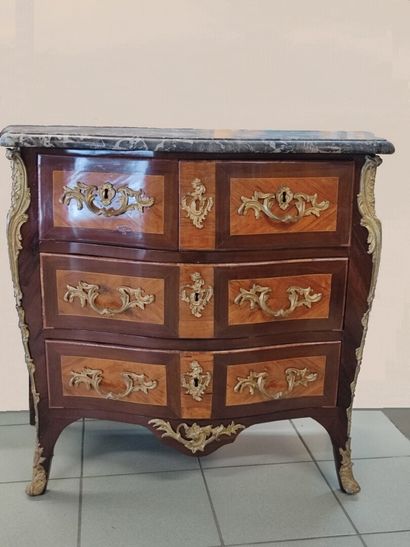 Commode d'entre-deux galbée toutes faces...