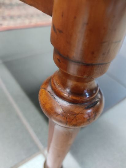Commode d'entre-deux en merisier.

Ouvre...