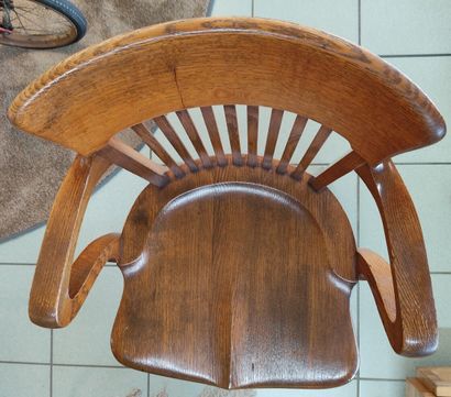 Fauteuil de bureau en bois naturel. 

Crosses...