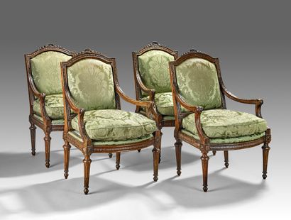 Suite de quatre fauteuils en bois naturel...